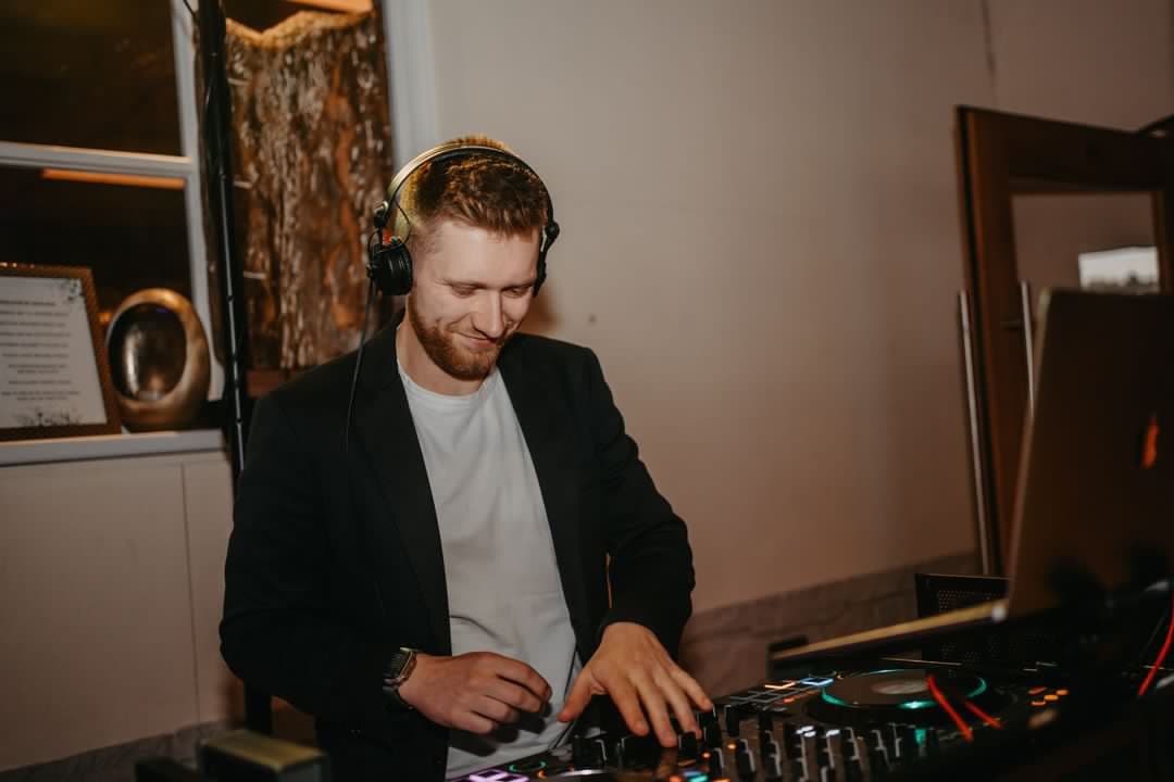 DJ Felix am DJ-Pult auf einer Hochzeit