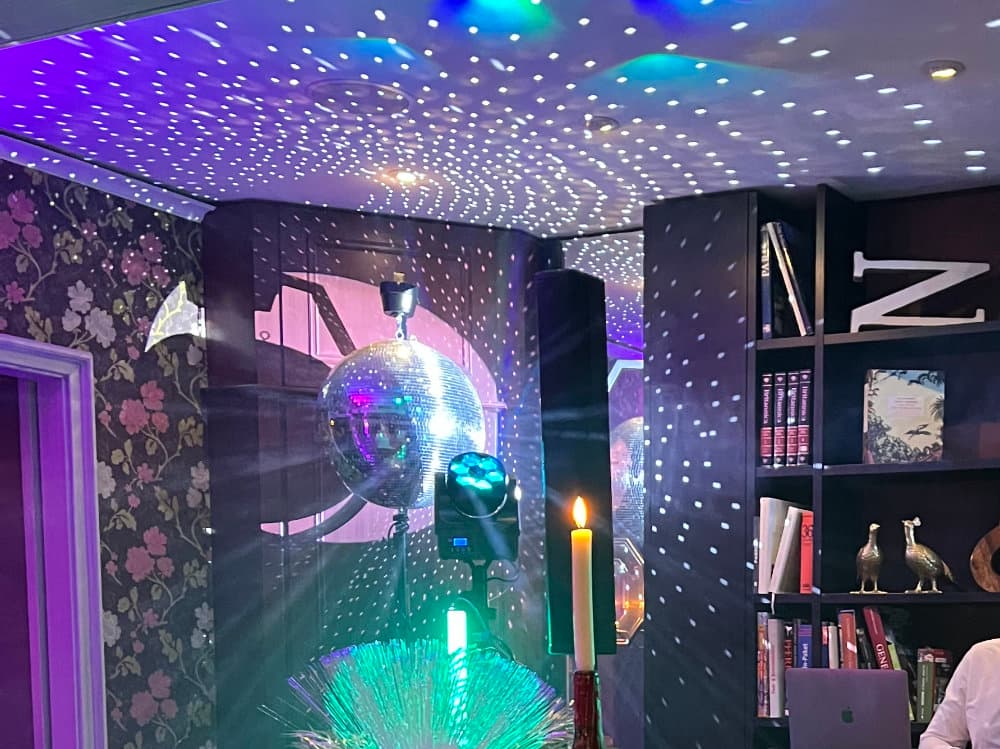 XXL-Discokugel wirft Lichtpunkte an Decke und Wände