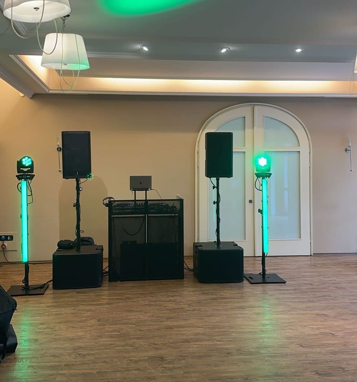 Aufbau von DJ Lukas mit Lautsprechern und Licht im Festsaal des Hotel Victoria Hövelhof
