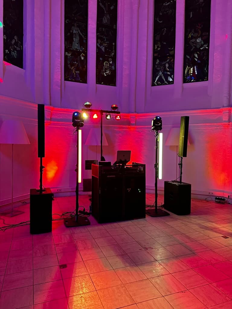 DJ-Aufbau mit LED-Tubes und Lautsprechern im Glück & Seeligkeit in Bielefeld
