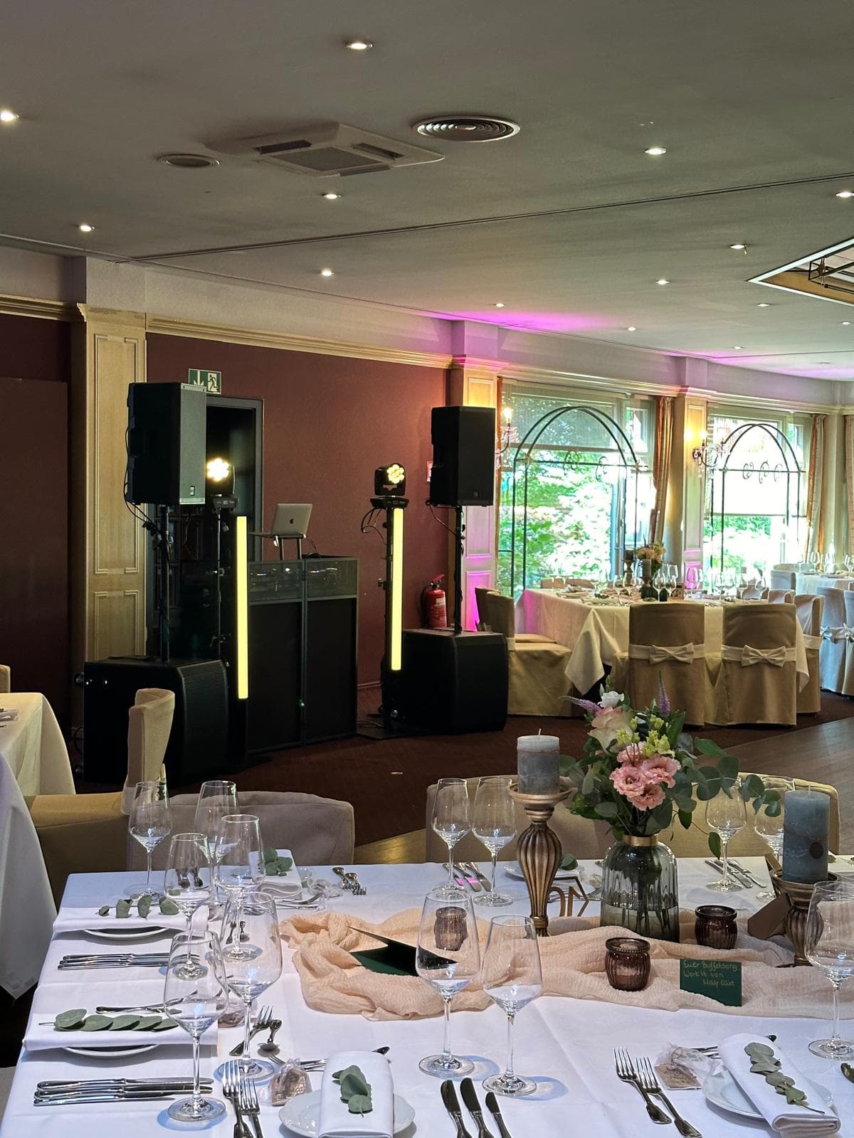Gedeckte Tafel im Festsaal des Gasthaus Spieker, dahinter unsere DJ-Anlage