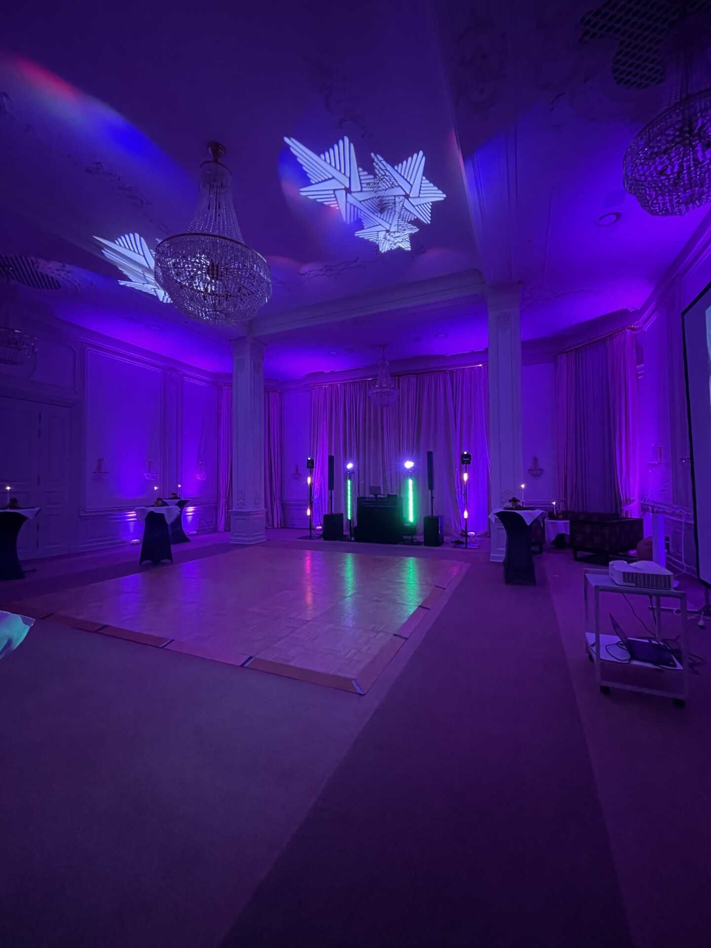 Festsaal im Steigenberger Bad Pyrmont mit Tanzfläche, lila Licht und unserer DJ-Anlage