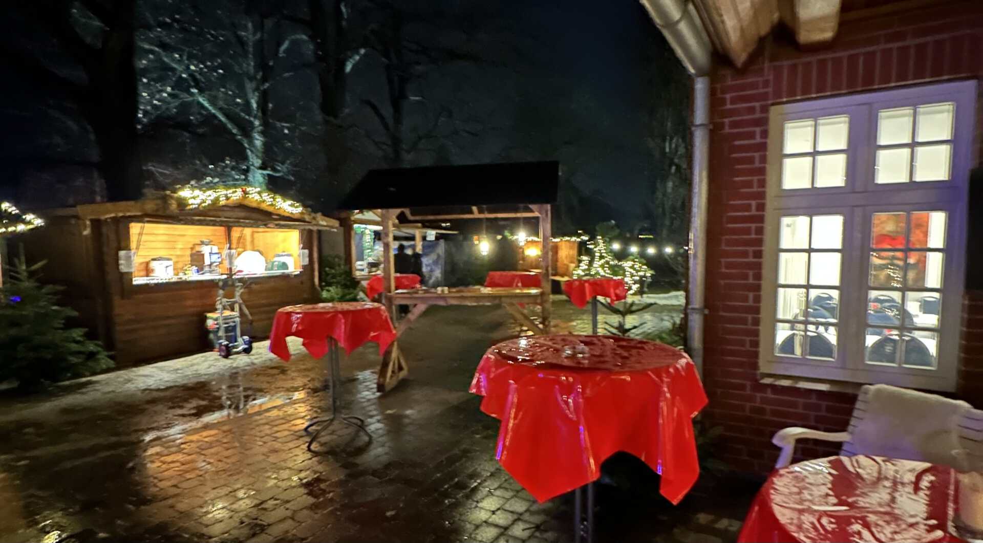 Weihnachtlich beleuchtete Marktstände auf Bombeck’s Hof in Rheda-Wiedenbrück