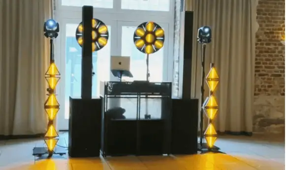 Vintage Setup von DJ Service OWL mit Retro-Lichteffekten auf dem Gut Ringelsbruch