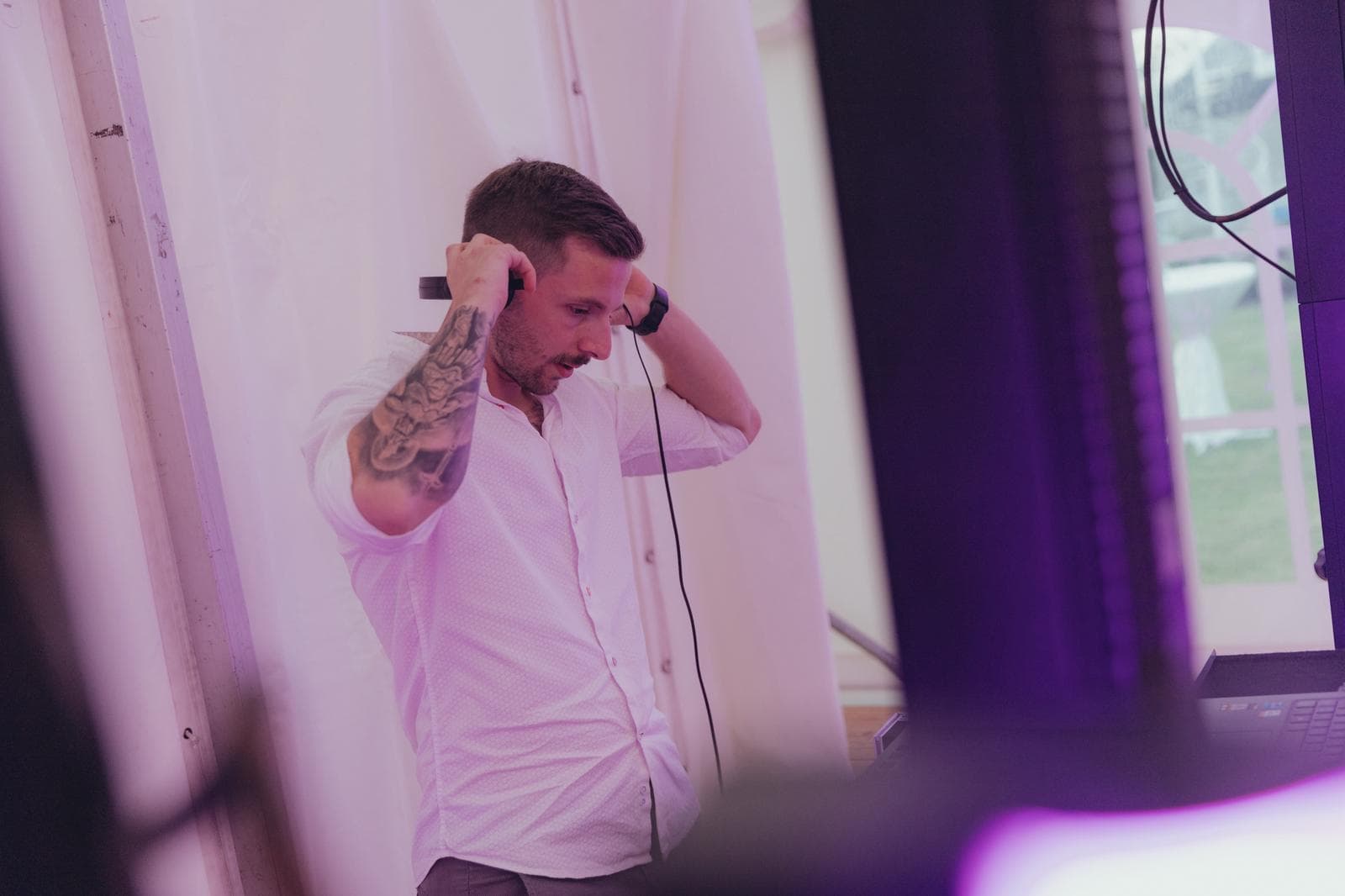 DJ Roman setzt im Festzelt die Kopfhörer auf