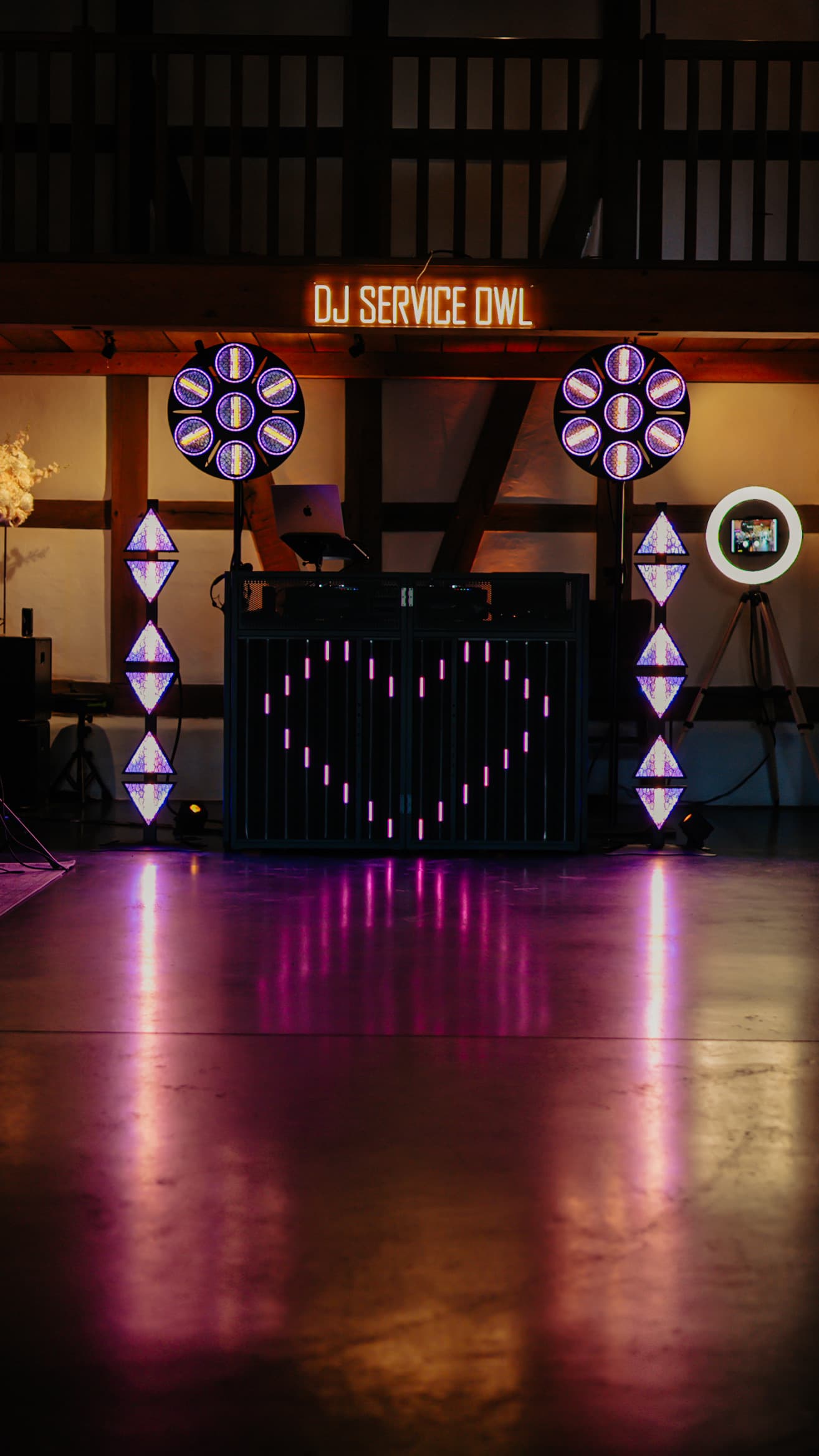 Leuchtendes DJ-Setup mit Herz auf der Tanzfläche